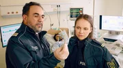 Sami (Adnan Maral, l.) hält in seiner Hand einen winzigen UMTS-Dongle. Jana (Barbara Prakopenka, r.) guckt skeptisch auf das Gerät. Im Hintergrund liegt Maximilian Schäffler (Ferdi Özten, M.) im Krankenbett. Sami (Adnan Maral, l.) hält in seiner Hand einen winzigen UMTS-Dongle. Jana (Barbara Prakopenka, r.) guckt skeptisch auf das Gerät. Im Hintergrund liegt Maximilian Schäffler (Ferdi Özten, M.) im Krankenbett.