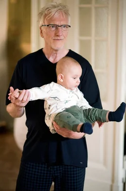 Der Selfmade-Unternehmer Anton (Ernst St&ouml;tzner) stellt sich mit 62 einer neuen Herausforderung: w&auml;hrend Johanna wieder arbeiten geht, bleibt er mit Baby Otto (Marlo Keysers) zu Hause.
