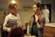 Als der Inhalt einer Wodka-Flasche auf mysteri&ouml;se Weise verschwindet, hat Vroni sofort Tamar im Verdacht. Von links: Veronika Brunner (Senta Auth), Tamar (Irina Kurbanova) und Patrick Westenrieder (Lucas Bauer).