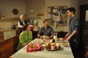 Auch Gregor und Fanny freuen sich, dass Felix und Becky sich so gut verstehen. Von links: Theresa Brunner (Ursula Erber), Fanny Lechner (Katrin Lux), Gregor Brunner (Holger M. Wilhelm) und Felix Kramer (Shayan Hartmann).