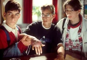 Alain (Gerome Harlay, links) und Christoph (Roman Weier-Wagner, rechts) schauen besorgt auf Danys (Philipp Huth, Mitte) geschwollene Hand. War die Schlange, die ihn gebissen hat, giftig? Alain (Gerome Harlay, links) und Christoph (Roman Weier-Wagner, rechts) schauen besorgt auf Danys (Philipp Huth, Mitte) geschwollene Hand. War die Schlange, die ihn gebissen hat, giftig?