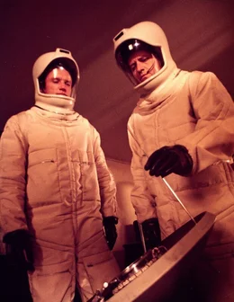 Die US-Regierung entsendet nach dem Ausbruch der Epidemie vier Wissenschaftler (v.l.n.r.: Arthur Hill, James Olson) in die Region, die den Virus identifizieren und vernichten sollen ...