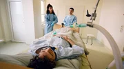 Mithu (Joy Ewulu, h.l.) und Ufuk (Daniel Rodic, h.r.) stehen vor dem Krankenbett und blicken auf Maximilian Scheffler (Ferdi Özten, v.). Der Gründer und CEO des Dresdner Start-Up H2Obex liegt im Koma. Mithu (Joy Ewulu, h.l.) und Ufuk (Daniel Rodic, h.r.) stehen vor dem Krankenbett und blicken auf Maximilian Scheffler (Ferdi Özten, v.). Der Gründer und CEO des Dresdner Start-Up H2Obex liegt im Koma.