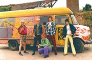 Die Toten Hosen vor ihrem grellbunten Tourbus. Die Toten Hosen vor ihrem grellbunten Tourbus.