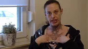 S14E70: Janine hat es schon wieder getan: Sie hat sich ein neues Tattoo stechen lassen. S14E70: Janine hat es schon wieder getan: Sie hat sich ein neues Tattoo stechen lassen.