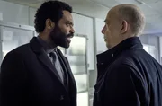 Ian Shaw (Nicholas Pinnock, l.); Howard (J.K. Simmons, r.) Ian Shaw (Nicholas Pinnock, l.); Howard (J.K. Simmons, r.)