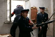 Berlin, 16.01.1919. Die bewaffneten Spartakisten schießen auf Freikorpssoldaten. Wöllke (Benjamin Kramme) ist auch dabei. Berlin, 16.01.1919. Die bewaffneten Spartakisten schießen auf Freikorpssoldaten. Wöllke (Benjamin Kramme) ist auch dabei.
