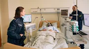 Sami (Adnan Maral, r.) und Jana (Barbara Prakopenka, l.) suchen im Krankenzimmer von Maximilian Schäffler (Ferdi Özten) nach Hinweisen. Sami (Adnan Maral, r.) und Jana (Barbara Prakopenka, l.) suchen im Krankenzimmer von Maximilian Schäffler (Ferdi Özten) nach Hinweisen.