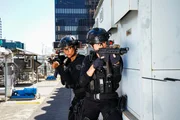 hintern-vorne: Annie Ilonzeh als Devin Gamble, Anna Enger Ritch als Officer Zoe Powell hintern-vorne: Annie Ilonzeh als Devin Gamble, Anna Enger Ritch als Officer Zoe Powell