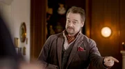 Der falsche Adlige Walter von Hagen (Christian Beermann) nutzt seine Mitmenschen eiskalt aus. Der falsche Adlige Walter von Hagen (Christian Beermann) nutzt seine Mitmenschen eiskalt aus.