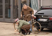 Alois ist froh, dass Theres bei dem kleinen Unfall nichts passiert ist. Von links: Theresa Brunner (Ursula Erber) und Alois Preissinger (Erich Hallhuber).
