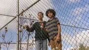 Luke (Joe Freeman, l.) und Avery (Viggo Hanvelt, r.) planen ihre Flucht aus dem Institut und kontrollieren die Sicherheitsma&szlig;nahmen.