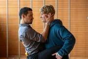Andreas R&ouml;dig (Klaus Steinbacher, l.) gibt Asel Asanow (Lukas Zumbrock, r.) Nachhilfe im Tanzen.