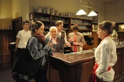 Vroni hat ein schlechtes Gewissen, als sie feststellt, dass sie Tamar zu Unrecht verd&auml;chtigt hat. Von links: Patrick Westenrieder (Lucas Bauer), Tamar (Irina Kurbanova), Theresa Brunner (Ursula Erber), Gregor Brunner (Holger M. Wilhelm), Fanny Lechner (Katrin Lux) und Veronika Brunner (Senta Auth).