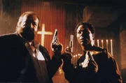 L-R: Jack &bdquo;Extralarge&ldquo; Costello (Bud Spencer), Dumas (Philip Michael Thomas)