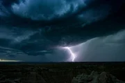 Gewitterstürme mit Blitz und Donner sind atmosphärische Ereignisse, die sogar aus dem All zu sehen sind. Die gewaltige Energie der Blitze entlädt sich in Sekundenbruchteilen. Die umgebende Luft erhitzt sich dabei auf bis zu 30.000 Grad, ehe sie sich explosionsartig ausdehnt. Die dabei erzeugten Schallwellen sind weithin als Donner hörbar. Gewitterstürme mit Blitz und Donner sind atmosphärische Ereignisse, die sogar aus dem All zu sehen sind. Die gewaltige Energie der Blitze entlädt sich in Sekundenbruchteilen. Die umgebende Luft erhitzt sich dabei auf bis zu 30.000 Grad, ehe sie sich explosionsartig ausdehnt. Die dabei erzeugten Schallwellen sind weithin als Donner hörbar.