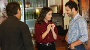 Detective Shepherd (Neill Rea, li.) beobachtet in der Country-Bar Maude (Madeleine Adams) und Bill (Josh McKenzie). Detective Shepherd (Neill Rea, li.) beobachtet in der Country-Bar Maude (Madeleine Adams) und Bill (Josh McKenzie).