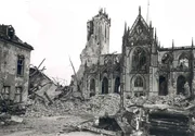 „Neubeginn“: Bei Kriegsende 1945 liegen viele Städte in Deutschland in Schutt und Asche, so auch Wesel. Die Innenstadt ist zu 97 Prozent zerstört, von einst 25.000 Einwohnern sind bei Kriegsende noch etwa 3500 Bewohner vor Ort. Diese machen sich mit Beginn der britischen Besatzung unter Hochdruck daran, die Stadt von den Trümmern zu befreien und wieder aufzubauen. „Neubeginn“: Bei Kriegsende 1945 liegen viele Städte in Deutschland in Schutt und Asche, so auch Wesel. Die Innenstadt ist zu 97 Prozent zerstört, von einst 25.000 Einwohnern sind bei Kriegsende noch etwa 3500 Bewohner vor Ort. Diese machen sich mit Beginn der britischen Besatzung unter Hochdruck daran, die Stadt von den Trümmern zu befreien und wieder aufzubauen.