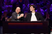 Rateteam-Kapit&auml;n Bernhard Ho&euml;cker (l.) und der Pops&auml;nger und Songwriter Wincent Weiss (r.) bilden ein Rateteam.