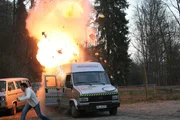 Eine filmreife Autoexplosion, in der Willi die Hauptrolle spielt. Und Action, Willi!