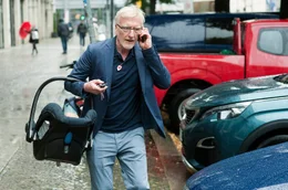 Anton (Ernst St&ouml;tzner) setzt auf Multitasking: den Kunden am Ohr und sein Baby am Arm.
