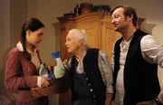 Trotz ihrer anf&auml;nglichen Zustimmung versucht Theres mit allen Mitteln, die Putzfrau blo&szlig;zustellen. Von links: Tamar (Irina Kurbanova), Theresa Brunner (Ursula Erber) und Gregor Brunner (Holger M. Wilhelm).