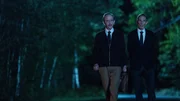 Bei einem nächtlichen Spaziergang sprechen Stackhouse (Julian Richings, r.) und Dr. Hendricks (Robert Joy, l.) über den „Wert“ von Luke. Bei einem nächtlichen Spaziergang sprechen Stackhouse (Julian Richings, r.) und Dr. Hendricks (Robert Joy, l.) über den „Wert“ von Luke.
