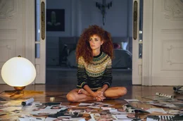 Auf der Suche nach Inspiration schneidet die exzentrische Regisseurin Lola Cuevas (Pen&eacute;lope Cruz) Gesichter aus Zeitschriften aus.