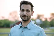 Far&egrave;s ist einer der sieben Jugendlichen, die nach der Trag&ouml;die ohne Vater zur Welt kamen. Sie sind in einer Zeit zahlreicher politischer Konflikte aufgewachsen und haben jetzt mit einer weltweiten Pandemie zu k&auml;mpfen.