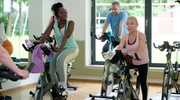 Im Fitness-Studio: Eva (ChrisTine Urspruch, re.) und Sissi (Karmela Shako, li.) machen eine unerwartete Entdeckung. Im Fitness-Studio: Eva (ChrisTine Urspruch, re.) und Sissi (Karmela Shako, li.) machen eine unerwartete Entdeckung.