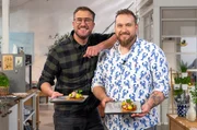 S&ouml;ren Anders (li.) und Fr&eacute;d&eacute;ric Morel haben, aus den &uuml;brig gebliebenen Zutaten, eine Tortilla - nat&uuml;rlich aus Buchweizenmehl - mit K&auml;se und Zwiebeln kreiert. Belegt mit Rosenkohl, Tomatensauce, Kasseler und Kr&auml;utertopping.