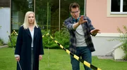 Oliver (Tim Bergmann) zieht eine Grenze zu seiner Bald-Ex Susanne (Susanna Simon). Oliver (Tim Bergmann) zieht eine Grenze zu seiner Bald-Ex Susanne (Susanna Simon).