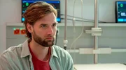 Kurz vor der Nierentransplantation fragt Simon (Thore Lüthje) sich, ob er von Mo verlangen darf, sich den Risiken der Operation auszusetzen. Kurz vor der Nierentransplantation fragt Simon (Thore Lüthje) sich, ob er von Mo verlangen darf, sich den Risiken der Operation auszusetzen.