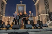 Anfang der 1980er gaben „Die Toten Hosen“ zusammen mit „Planlos“ aus der DDR illegale Geheimkonzerte in einer Ostberliner Kirche. Nach fast 40 Jahren blicken die Punk-Bands zurück. V. li.: Die Toten Hosen mit Michael Breitkopf, Gitarrist, Vom Ritchie, eigentlich Stephen George Ritchie, Schlagzeuger, Campino, Frontmann, Andreas von Holst, genannt Kuddel, Gitarrist und Songwriter, Andi Meurer, Bassist und Songwriter. Anfang der 1980er gaben „Die Toten Hosen“ zusammen mit „Planlos“ aus der DDR illegale Geheimkonzerte in einer Ostberliner Kirche. Nach fast 40 Jahren blicken die Punk-Bands zurück. V. li.: Die Toten Hosen mit Michael Breitkopf, Gitarrist, Vom Ritchie, eigentlich Stephen George Ritchie, Schlagzeuger, Campino, Frontmann, Andreas von Holst, genannt Kuddel, Gitarrist und Songwriter, Andi Meurer, Bassist und Songwriter.