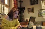 Kathi (Carina Dengler) hat das Passwort f&uuml;r Pfarrer Kurz' Online-Kummerkasten aufgeschnappt.