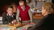 Pippo hilft Maresciallo Cecchini (Nino Frassica, Francesco Scali, v.l.) beim Schachspiel gegen Don Matteo (Terence Hill, r.).