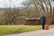 Weil niemand aus ihrer Familie sie abgeholt hat, versucht Maria (Meike Kircher) per Anhalter nach Oberrieslingen zu kommen. Weil niemand aus ihrer Familie sie abgeholt hat, versucht Maria (Meike Kircher) per Anhalter nach Oberrieslingen zu kommen.