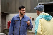 Mesut Beslan (Behrad Beh Nezhad, l.) wird ziemlich wütend, als Manfred Klose (Rainer Furch, r.) plötzlich auf seinem Schrottplatz auftaucht. Mesut Beslan (Behrad Beh Nezhad, l.) wird ziemlich wütend, als Manfred Klose (Rainer Furch, r.) plötzlich auf seinem Schrottplatz auftaucht.