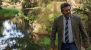 Detective Mike Shepherd (Neill Rea) untersucht den Tatort am Fluss. Detective Mike Shepherd (Neill Rea) untersucht den Tatort am Fluss.