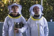 Asel (Lukas Zumbrock, l.) und Andreas (Klaus Steinbacher, r.) versuchen, sich mit geschickter Tarnung Zugang zum Haus zu verschaffen.