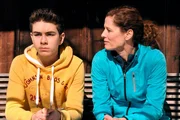Bayerisches Fernsehen DAHOAM IS DAHOAM, FOLGE 1495, &bdquo;Felix' Herzschmerz&ldquo;. Von links: Felix Kramer (Shayan Hartmann) und Annalena Brunner (Heidrun G&auml;rtner).