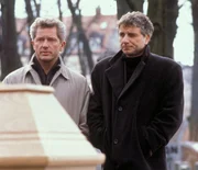 Die Münchner Kriminalhauptkommissare Ivo Batic (Miroslav Nemec, links) und Franz Leitmayr (Udo Wachtveitl) bei der Beisetzung eines kleinen Buben, den niemand zu vermissen scheint. Die Münchner Kriminalhauptkommissare Ivo Batic (Miroslav Nemec, links) und Franz Leitmayr (Udo Wachtveitl) bei der Beisetzung eines kleinen Buben, den niemand zu vermissen scheint.