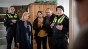 Anwältin Isa von Brede (Sabine Postel, 2.v.l.) hat die Polizei gerufen. Aber auch der Exekutive (Komparsen) sind die Hände gebunden, im Kampf gegen die Mietnomaden im Haus des Ehepaars Ania und Michal Bielski (Agnieszka Salamon, M. und Tomek Nowicki, 2.v.r.) Anwältin Isa von Brede (Sabine Postel, 2.v.l.) hat die Polizei gerufen. Aber auch der Exekutive (Komparsen) sind die Hände gebunden, im Kampf gegen die Mietnomaden im Haus des Ehepaars Ania und Michal Bielski (Agnieszka Salamon, M. und Tomek Nowicki, 2.v.r.)