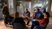 Revierchef Jan-Hinrich Reuter (Udo Kroschwald, M.) diskutiert mit seinen Kollegen Lars P&ouml;hlmann (Dominic Boeer, 2.v.r.), Karoline Joost (Nike Fuhrmann, .r.) und Paula Moorkamp (Stella Hinrichs, 2.v.l.) den Todesfall Hunke. Allerdings hat Rechtsmedizinerin Dr. Helene Sturbeck (Katharina Blaschke, l.) bei der Obduktion der Leiche eine &uuml;berraschende Entdeckung gemacht, die alles auf den Kopf stellt: S&ouml;ren Hunke war ein bemerkenswerter medizinischer Sonderfall.