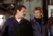 Earthquake (Randall 'Tex' Cobb, l.) und MacGyver (Richard Dean Anderson, r.) versuchen, als Lieferanten verkleidet in die Chemiefabrik zu gelangen.