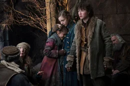 V.l.: Tilda (Mary Nesbitt), Sigrid (Peggy Nesbitt) und Bain (John Bell) sind in Sorge um ihren Vater, der an vorderster Front in die Schlacht ziehen will.