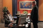 Gibbs (Mark Harmon, r.) wird gezwungen, mit Dean zusammenzuarbeiten, der als Mittelsmann des Kartells unterwegs ist. Gibbs informiert Vance (Rocky Carroll, l.) &uuml;ber seine Situation, doch wird er von ihm Hilfe erwarten k&ouml;nnen?
