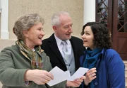 Die Sonnbichlers (Antje Hagen, l., und Sepp Schauer, M.) freuen sich über Emmas (Ivanka Brekalo, r.) Besuch im Fürstenhof. Die Sonnbichlers (Antje Hagen, l., und Sepp Schauer, M.) freuen sich über Emmas (Ivanka Brekalo, r.) Besuch im Fürstenhof.