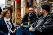 Dit is Berlin, wa: Tante Zeynep (l.), Kurt Krömer und Tahsim Durgun (r.) vor Berliner Späti. Dit is Berlin, wa: Tante Zeynep (l.), Kurt Krömer und Tahsim Durgun (r.) vor Berliner Späti.