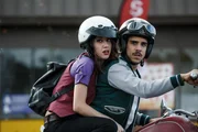 Kelly Maxwell (Dana DeLorenzo, l.); Pablo Simon Bolivar (Ray Santiago, r.)